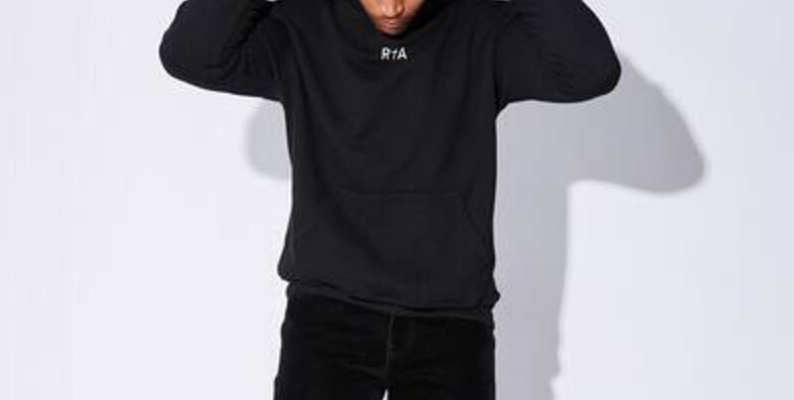 RTA MEN BLACK FRONT SMALL LOGO HOODIE